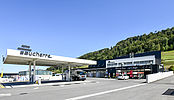 Halle logistique et bâtiment commercial, nouvelle station-service et station de lavage pour véhicules pour Faucherre Transport SA à Moudon